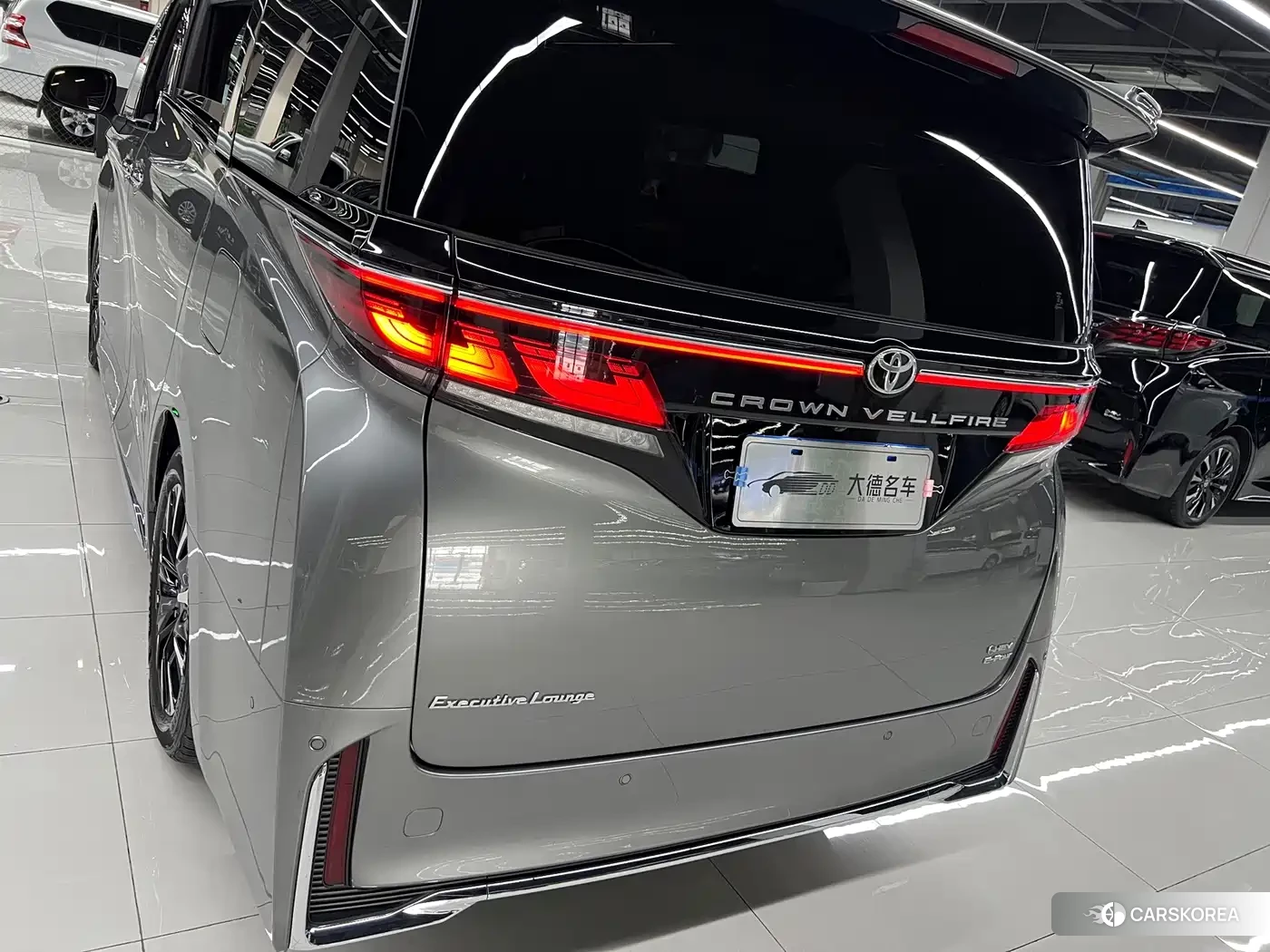 Toyota Vellfire 2026 Silver/gray из Китая