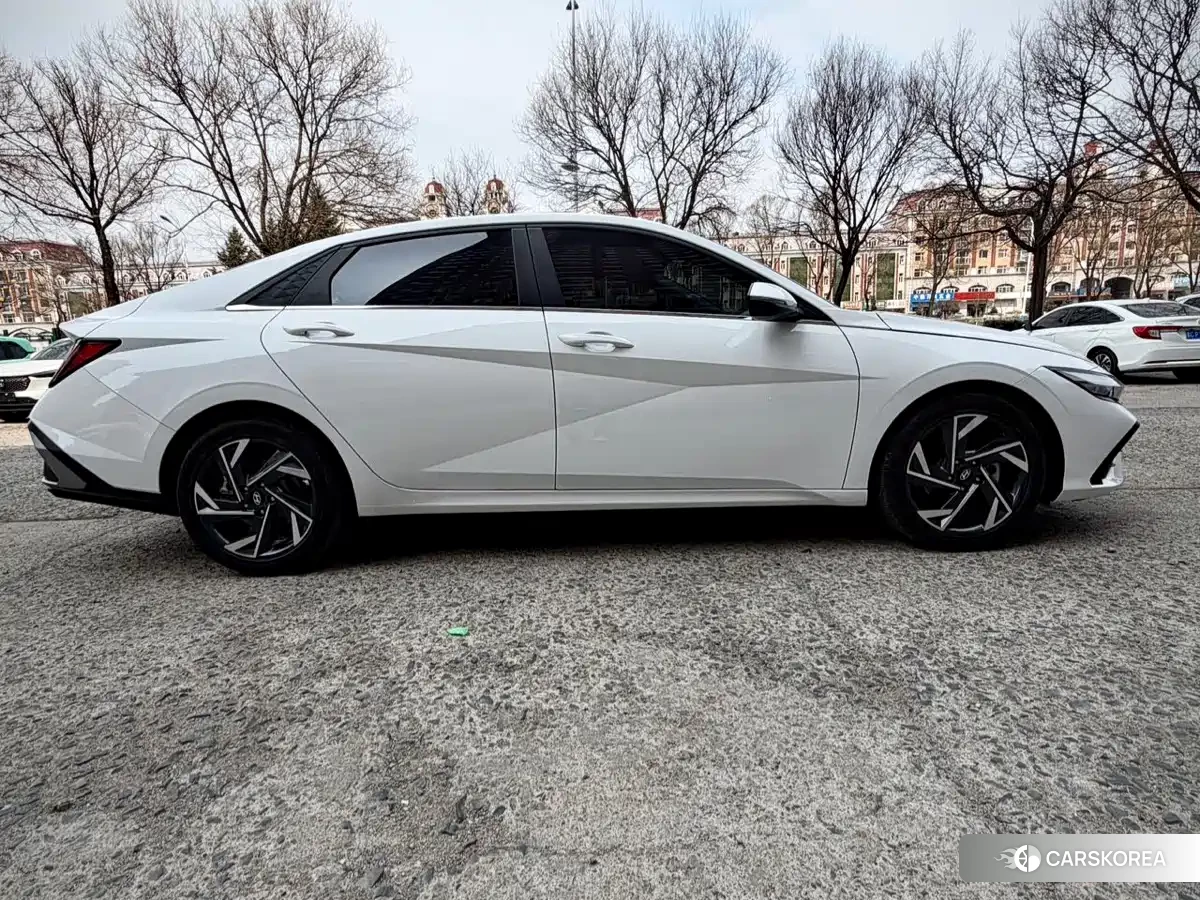 Hyundai Elantra 2023 Белый из Китая