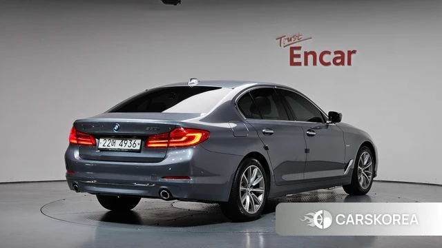 BMW 5 Series (G30) 2018 Серебристо-серый из Кореи