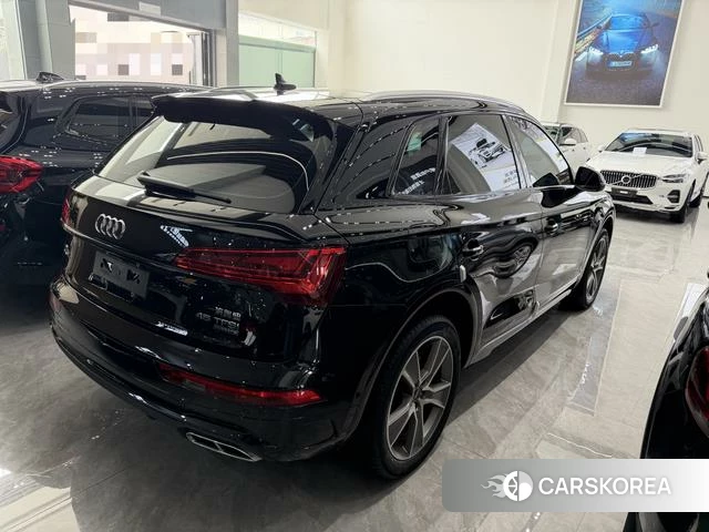 Audi Q5L 2021 Черный из Китая