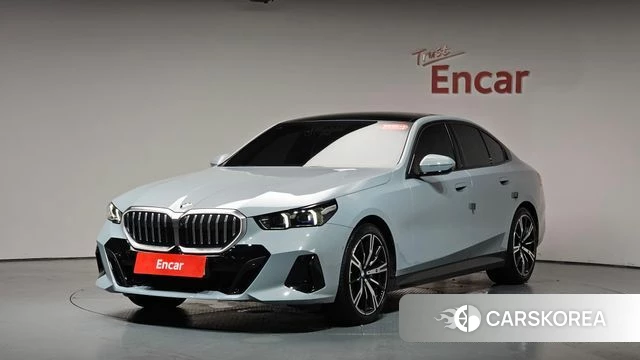 BMW 5 Series (G60) 2026 Небесно-голубой из Кореи