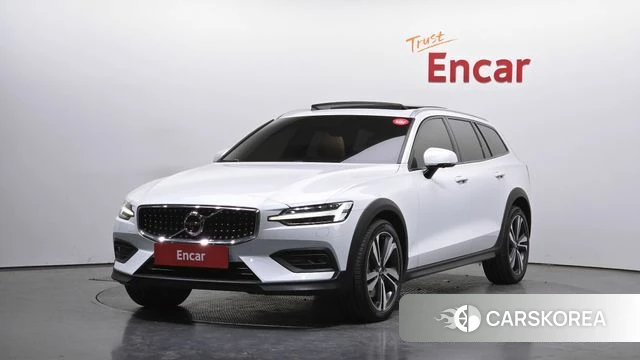 Volvo V60 Cross-Country 2nd Generation 2021 Белый из Кореи