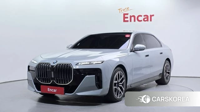 BMW 7 Series (G70) 2026 Светло-серебряный цвет из Кореи