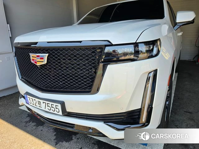 Cadillac Escalade 5th Generation 2023 Белый из Кореи