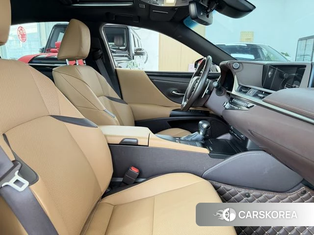 Lexus ES 2021 Серебристо-серый из Китая