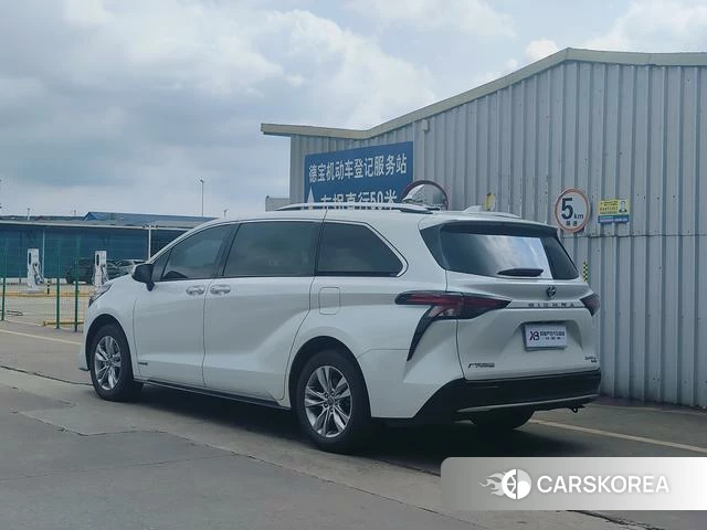 Toyota Saina 2022 Белый из Китая
