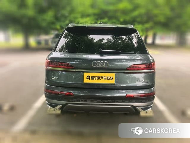 Audi Q7 2023 Темно-серый из Китая