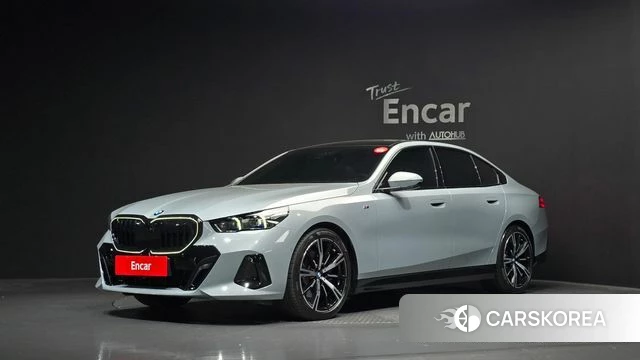 BMW 5 Series (G60) 2024 Серебристо-серый из Кореи