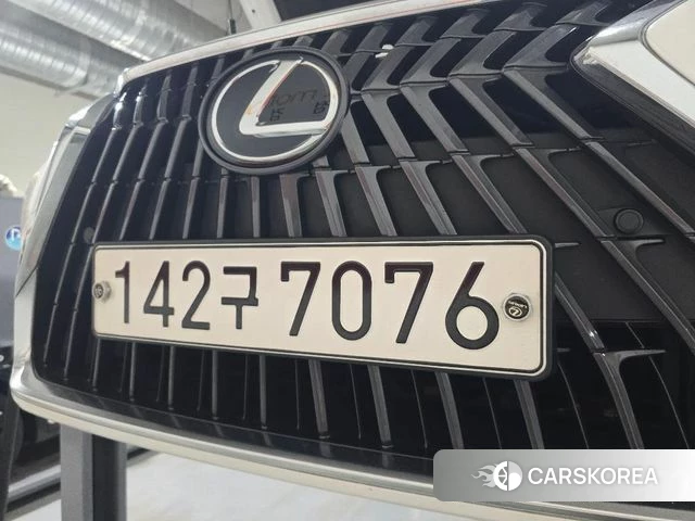 Lexus ES300h 7th generation 2023 Белый из Кореи
