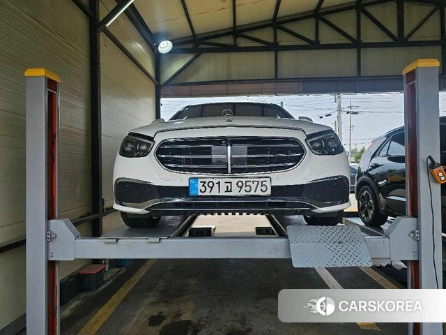 Mercedes-Benz E-Class W213 2023 Белый из Кореи