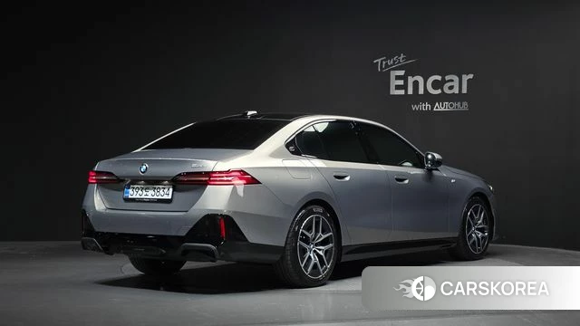 BMW 5 Series (G60) 2025 Песочный из Кореи