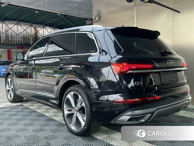 Audi Q7 2021 Черный из Китая