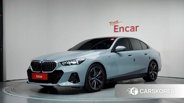 BMW 5 Series (G60) 2024 Серебристо-серый из Кореи