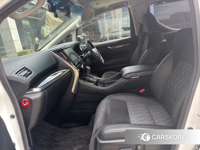 Toyota Elfa 2026 Белый из Китая