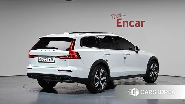 Volvo V60 Cross-Country 2nd Generation 2020 Белый из Кореи