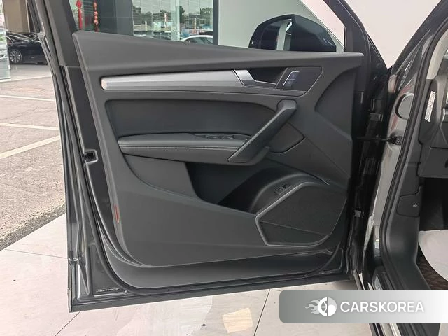 Audi Q5L 2024 Темно-серый из Китая