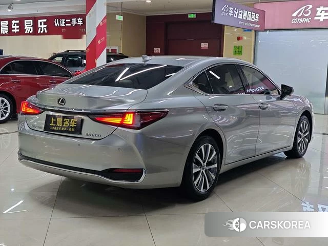 Lexus ES 2021 Серебристо-серый из Китая