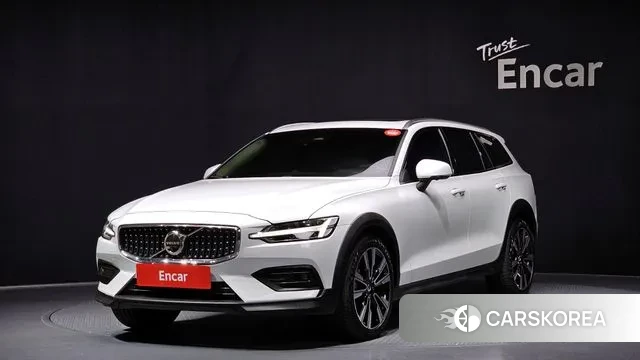 Volvo V60 Cross-Country 2nd Generation 2023 Белый из Кореи