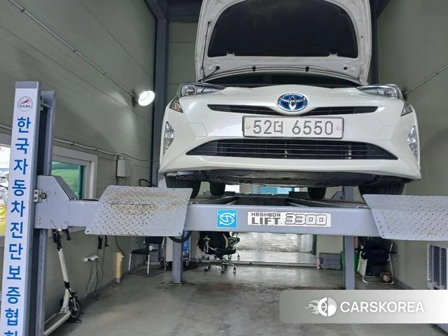 Toyota Prius 4th Generation 2018 Белый из Кореи