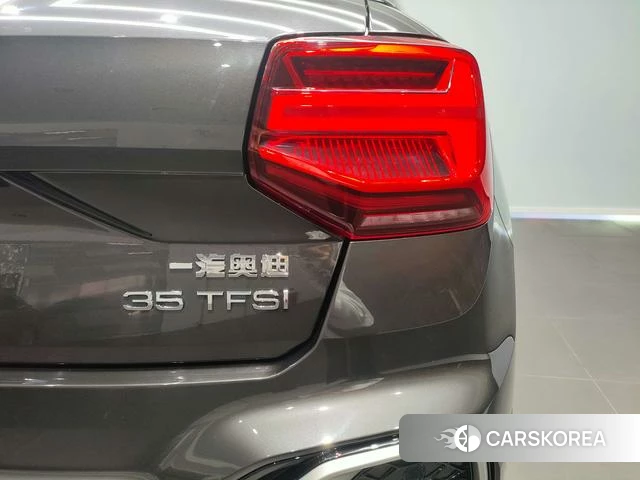 Audi Q2L 2024 Темно-серый из Китая