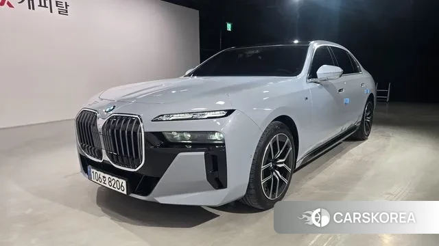 BMW 7 Series (G70) 2025 Цвет галактики из Кореи