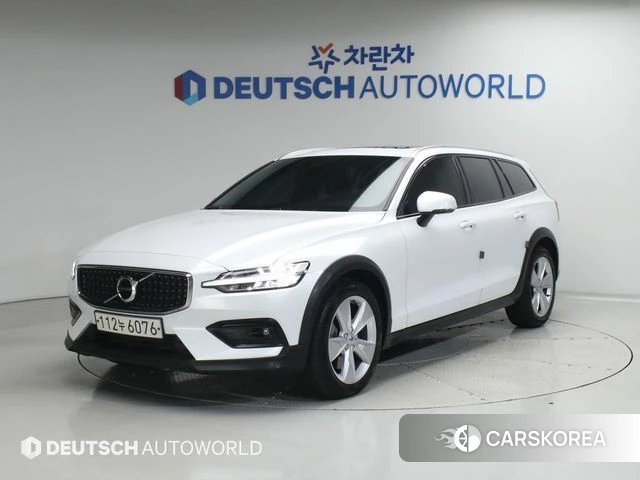 Volvo V60 Cross-Country 2nd Generation 2020 Белый из Кореи
