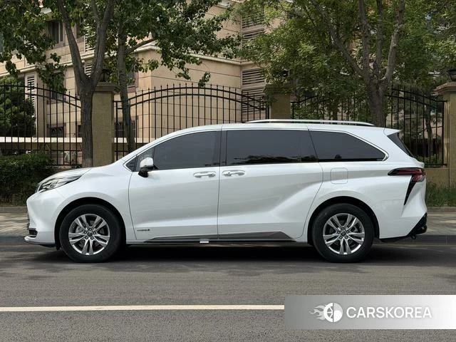 Toyota Saina 2023 Белый из Китая