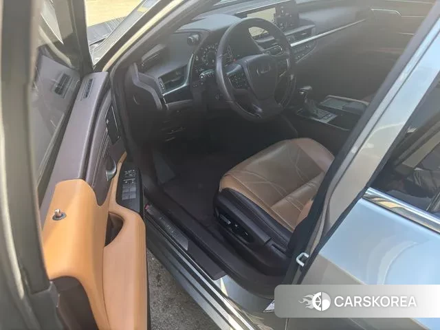 Lexus ES300h 7th generation 2019 Серебристо-серый из Кореи