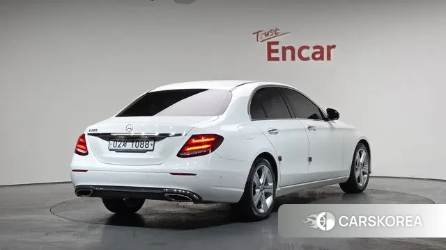 Mercedes-Benz E-Class W213 2018 Белый из Кореи