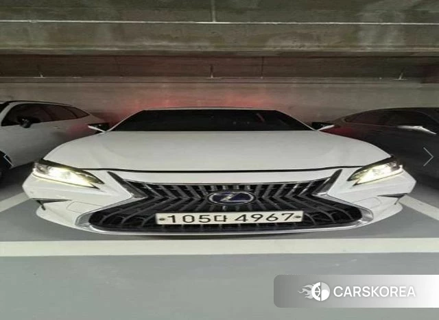 Lexus ES300h 7th generation 2022 Белый из Кореи