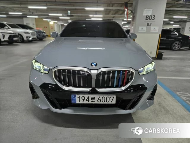 BMW 5 Series (G60) 2024 Серебристо-серый из Кореи