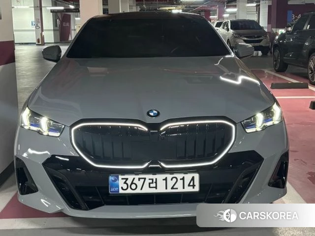 BMW 5 Series (G60) 2026 Светло-серебряный цвет из Кореи