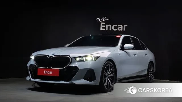 BMW 5 Series (G60) 2025 Светло-серебряный цвет из Кореи