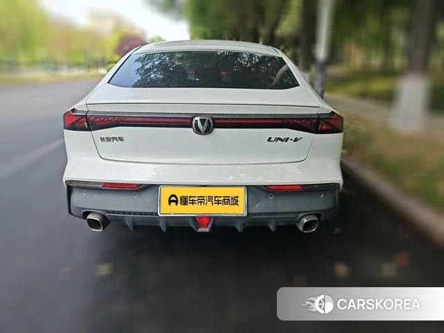 Chang'an UNI-V 2022 Белый из Китая