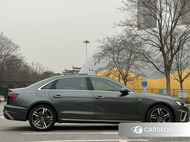 Audi A4L 2021 Серебристо-серый из Китая