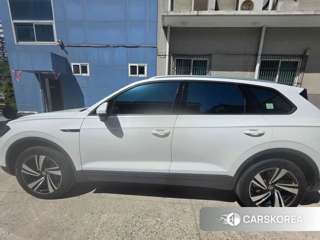 Volkswagen Touareg 3rd generation 2022 Белый из Кореи