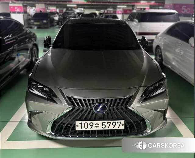 Lexus ES300h 7th generation 2022 Серебристо-серый из Кореи