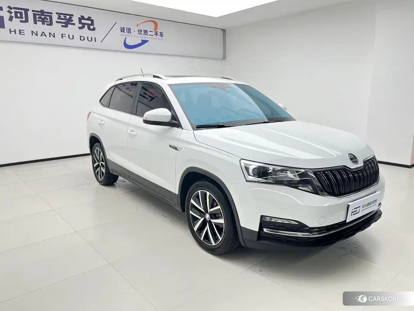 Skoda Komick 2023 Белый из Китая