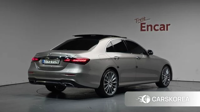 Mercedes-Benz E-Class W213 2022 Серебристо-серый из Кореи