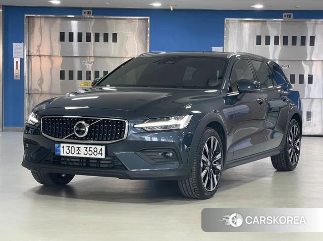 Volvo V60 Cross-Country 2nd Generation 2024 Синий из Кореи