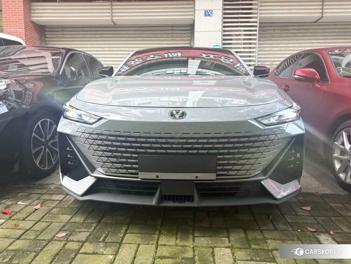 Chang'an UNI-V 2023 Серебристо-серый из Китая