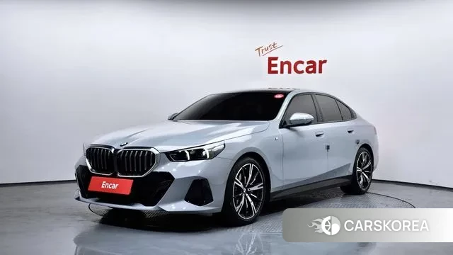 BMW 5 Series (G60) 2025 Серебристо-серый из Кореи