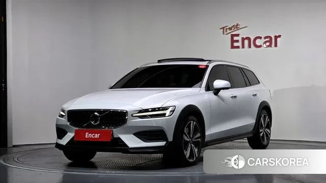 Volvo V60 Cross-Country 2nd Generation 2019 Белый из Кореи