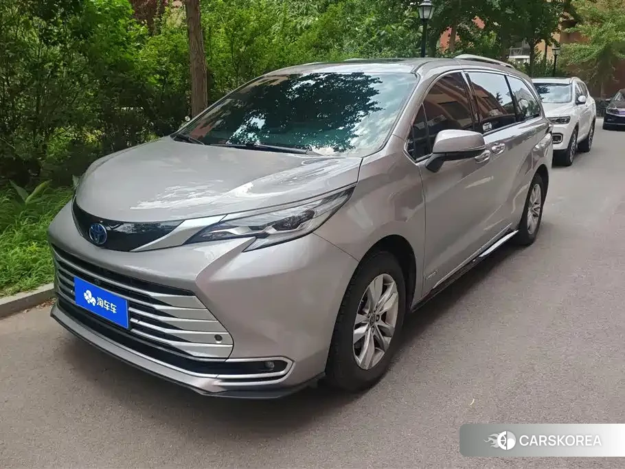 Toyota Sienna 2022 Silver/gray из Китая