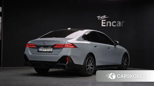 BMW 5 Series (G60) 2024 Серебристо-серый из Кореи