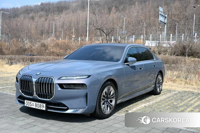 BMW 7 Series (G70) 2023 Цвет галактики из Кореи