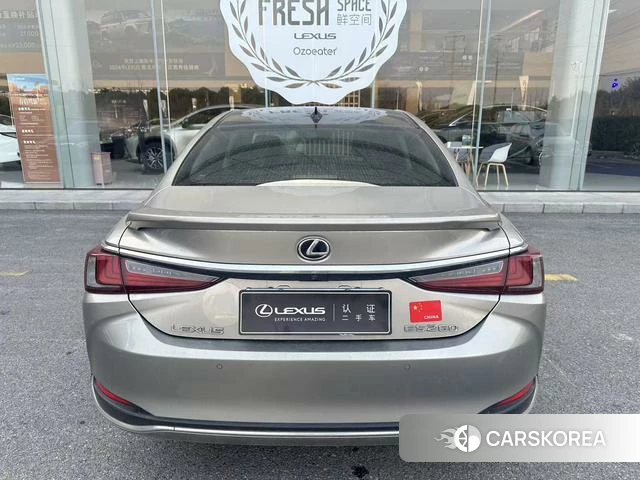 Lexus ES 2021 Серебристо-серый из Китая