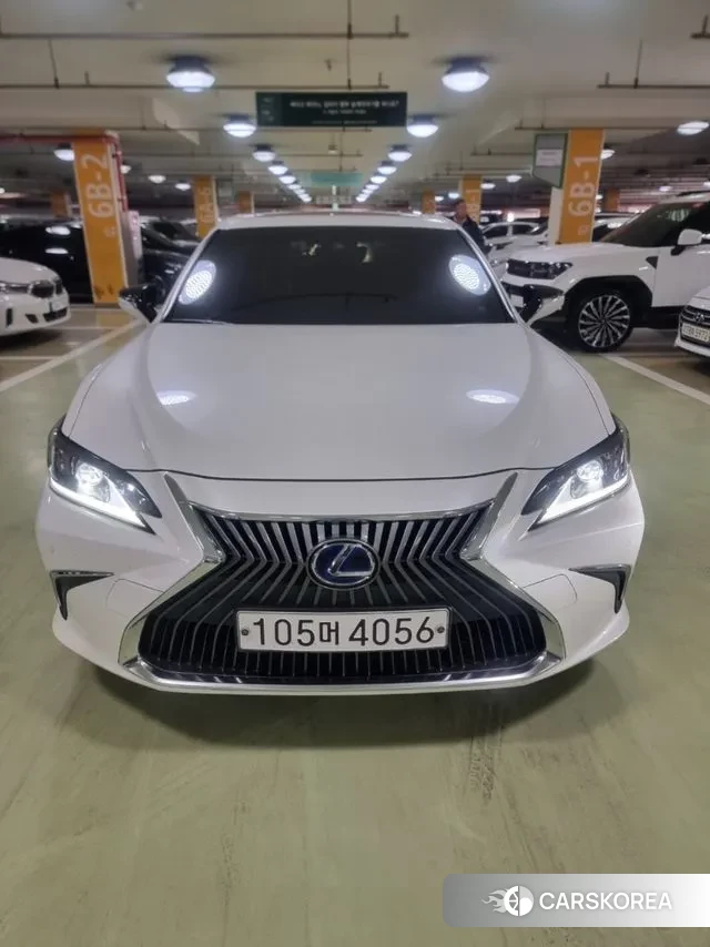 Lexus ES300h 7th generation 2020 Белый из Кореи