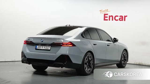 BMW 5 Series (G60) 2025 Серебристо-серый из Кореи