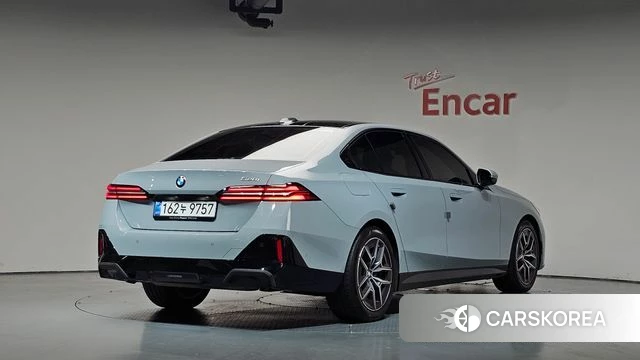 BMW 5 Series (G60) 2025 Небесно-голубой из Кореи